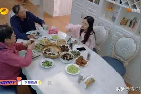同回到娘家，林允爸妈做13道菜给女儿吃，王鸥和母亲坐姿显生疏图片