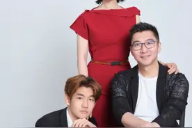 陈数晒照庆恋爱13周年，轻抚老公继子肩膀，一家三口同框超幸福图片