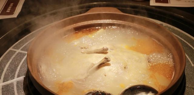 花胶排骨莲藕 花胶排骨莲藕莲子汤怎么做 花胶排骨莲藕 花胶排骨莲藕莲子汤怎么做