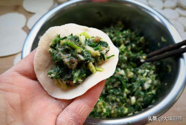 它是野菜之王，营养高味道鲜，剁碎后包饺子真香，冬天不吃可惜了