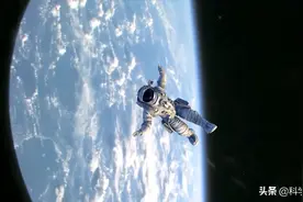 航天员出舱没抓牢，飘走后遇到危险，该如何逃生？图片