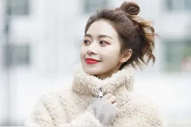 今年有种火叫杏色穿搭，毛绒外套搭配灰色长裤，高级时髦又显白图片