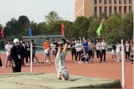 神回复：我兄弟的媳妇，说想我了，我该怎么回话啊！救命啊图片