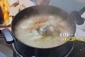 别人吃火锅都是用筷子捞，看看奚梦瑶何猷君，怪不得身材恢复快图片