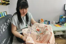 济南有一位专门给衣服“做手术”的“医生”，能将破损衣服修补如初，有人专门把衣服弄破来修补图片