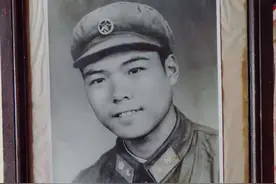 青岛小伙17岁参军后牺牲，学校为他开追悼会，“他是班里的班长”图片