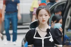 《中餐厅4》杨超越买菜，穿短裙只图自己美，哪知搬东西遇到尴尬图片