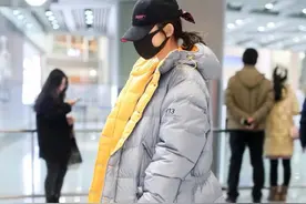 身高不到一米六，也能穿长款羽绒服，冯提莫穿粉色羽绒服好美图片