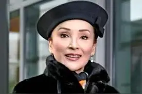 71岁陈莎莉老了好慈祥，印花旗袍搭披肩高贵端庄，照穿气质高雅图片