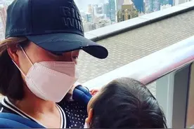接地气！霍启刚郭晶晶逛平价超市 去人均百元餐厅图片
