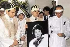 李嘉诚带19岁李嘉欣回家，隔天原配庄月明去世，周凯旋是重点图片