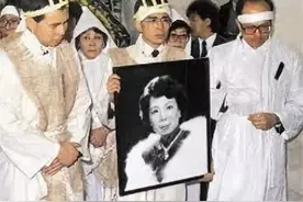 李嘉诚带19岁李嘉欣回家，隔天原配庄月明去世，周凯旋是重点图片