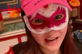 谢振南越张越甜，被张柏芝用帽子捉弄仍微笑，谢振轩鼓掌看热闹图片