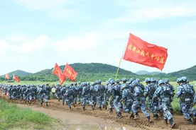 多图直击！海军陆战队某旅开展濒海实战化训练图片