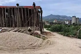 建筑材料占道在华安一村道上，村委会及时处理图片