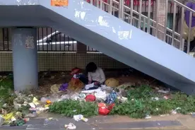 拾荒老人每天都捡到钱，10年下来竟捡20万，去世前发现真相图片