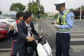 电动车明明有后座，为什么不能随便载人？原因曝光，车主却不接受图片