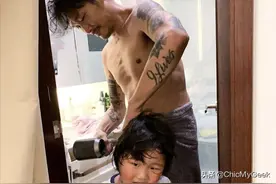 60岁杜德伟湿发半裸显露健硕身材！潮服纹身妥妥帅大叔一枚图片