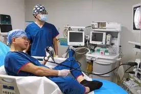 是个狠人！医生给自己做胃肠镜+内痔手术，不打麻醉图片