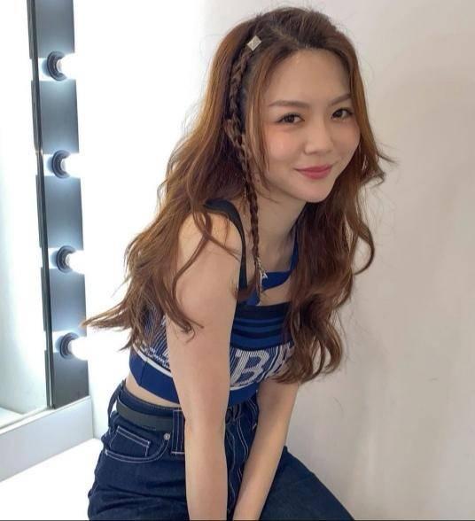 香港女歌手暗示自己与男友分手 曾因被质疑假唱在网上说粗口