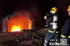 废弃隧道起火两名老人被困 十堰消防冒险冲进火场救人图片