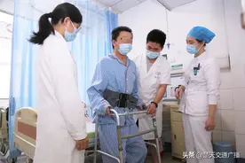 年轻男子胶质瘤压迫脑干险偏瘫 护士定下“手机之约”助他重新站立图片