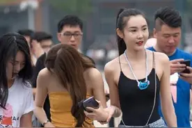 在美女如云的地方最亮眼的高挑美女图片