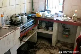 旅游回来的舅母，用交给侄女保管的钥匙打开家门，以为走错门了图片
