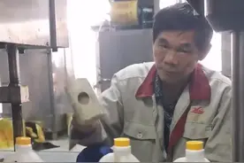 江苏一大叔车间抡锤敲瓶盖，解压不累月薪5000，领导高情商回应图片