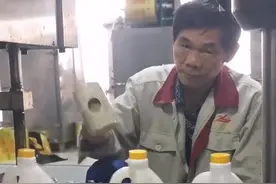 江苏一大叔车间抡锤敲瓶盖，解压不累月薪5000，领导高情商回应图片