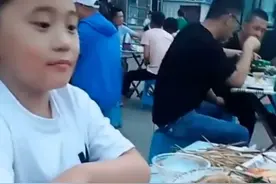 小学生吃烧烤偶遇班主任，马上端坐变“绅士”，画面搞笑引起共鸣图片