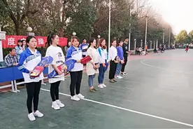 某些教师奇装异服，对学生影响非常不好，建议老师也发统一服装图片