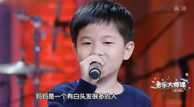 11岁“奥特曼”男孩路边卖樱桃,摘下面具后网友泪目了