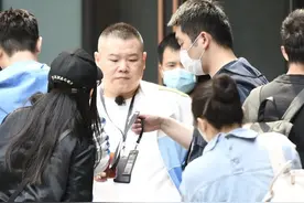 《极限挑战》录制中！雷佳音面露愁容贾乃亮擦汗补妆 罗志祥缺席图片