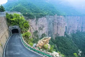 河南辉县有一条挂壁公路，还有悬崖间的绝壁栈道，你敢来挑战吗？图片