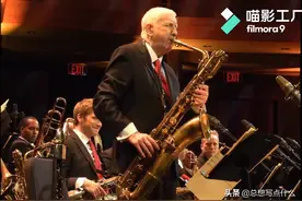 传统爵士大乐队演奏上低音萨克斯，摇摆乐听起来总是那么舒适图片