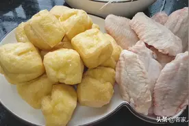 用8只鸡翅1把油豆腐，教你做一锅孩子超爱吃的家常菜，营养又便宜图片