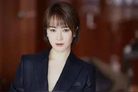左小青玩“性感”也高级，真空穿西装气质惊艳，干净利落不俗气图片