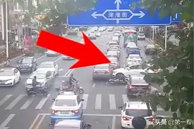 嘭！泉州一男子开车分神，误将油门当刹车，连撞两车图片
