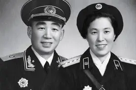 1953年，少将易耀彩带妻回家，发现童养媳苦等25年，不禁潸然泪下图片