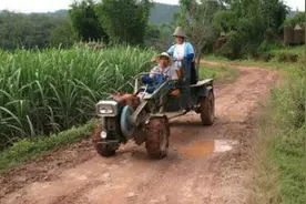 童年时期，你们都坐过什么样的神车，80后一定坐过拖拉机图片
