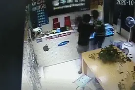 小伙手机店“维权”，结果反被摁倒在地！店主：他太嚣张了图片