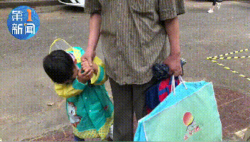 西安幼儿园开学第一天，简直像大型“强掳拐带”现场：啊！我！不！去！幼！儿！园图片