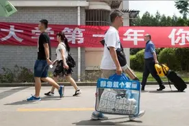高考作文得6分，字体无人能识却被985录取的他，有点恃材张狂图片