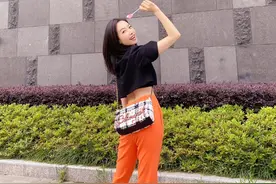 宋茜私服穿搭，黑色T恤搭配橘色裤子，实力秀出自己的蚂蚁腰图片