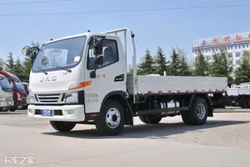 搭载云内150马力发动机，实拍江淮骏铃V6轻卡，内饰有亮点图片