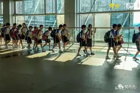 在深圳，有20万孩子凌晨5点去香港上学...图片
