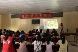 宝安驻都安社工开展“乡村振兴艺起来”儿童油画绘画活动图片