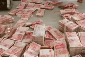越南街头，成捆的人民币放在路边，难道就不怕有人抢吗？图片