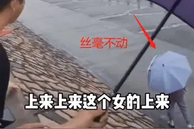 女子不顾众人大喊“快上来”，近距离欣赏钱塘江大潮，结果被卷走图片